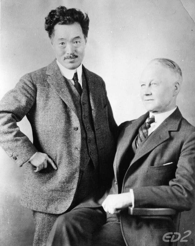 野口英世（左）とデンマーク国立血清研究所長・マッセン博士（右）