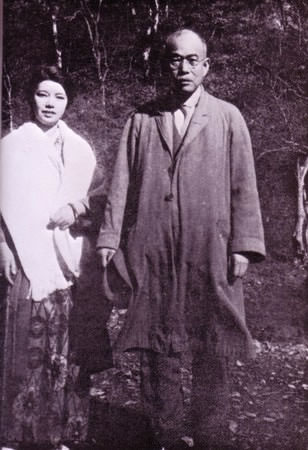 斎藤茂吉（右/52歳ころ）と永井ふさ子（左/24歳ころ） ※秩父吟行会にて（昭和9年ころ）