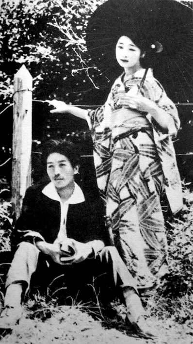 竹久夢二（左）とモデル兼愛人であったお葉（右）